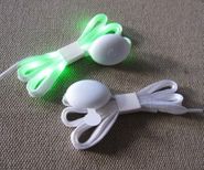 Snørebånd med hvidt og grønt lys